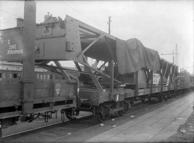 807312 Afbeelding van het vervoer van een stalen brugdeel van de machinefabriek Gebr. Stork te Hengelo met een platte ...